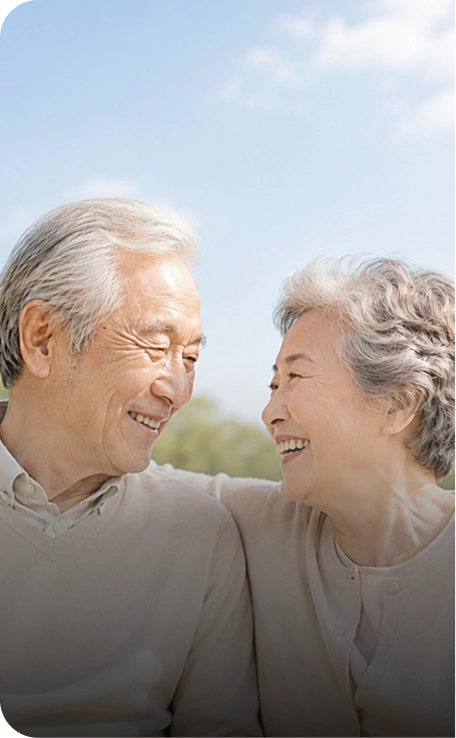 웃고 있는 노년 부부